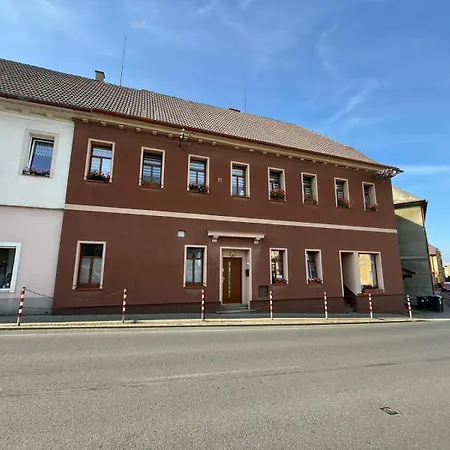 Apartman Kostomlaty Pod Milesovkou דירה